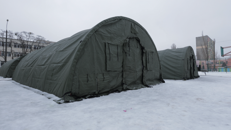 "Никто никуда не поедет". Репортаж с Троещины, где люди живут без отопления