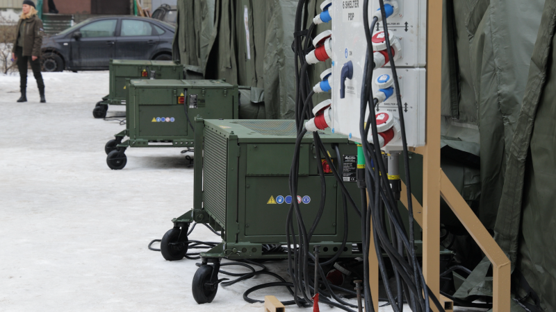 "Никто никуда не поедет". Репортаж с Троещины, где люди живут без отопления