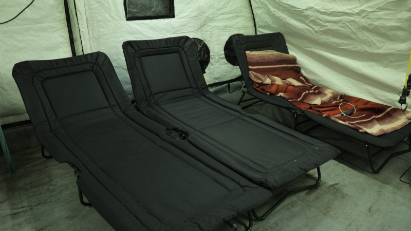 "Никто никуда не поедет". Репортаж с Троещины, где люди живут без отопления