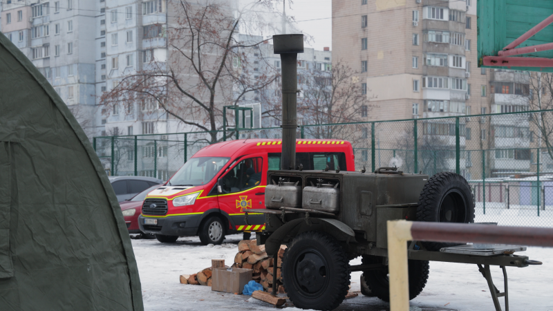 "Никто никуда не поедет". Репортаж с Троещины, где люди живут без отопления