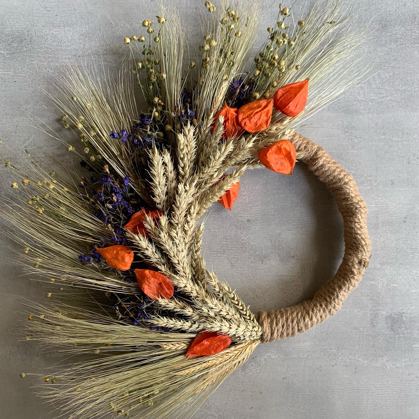 У селі на Хмельниччині виготовили рекордний трав'яний тризуб: дивіться, як виглядає це диво