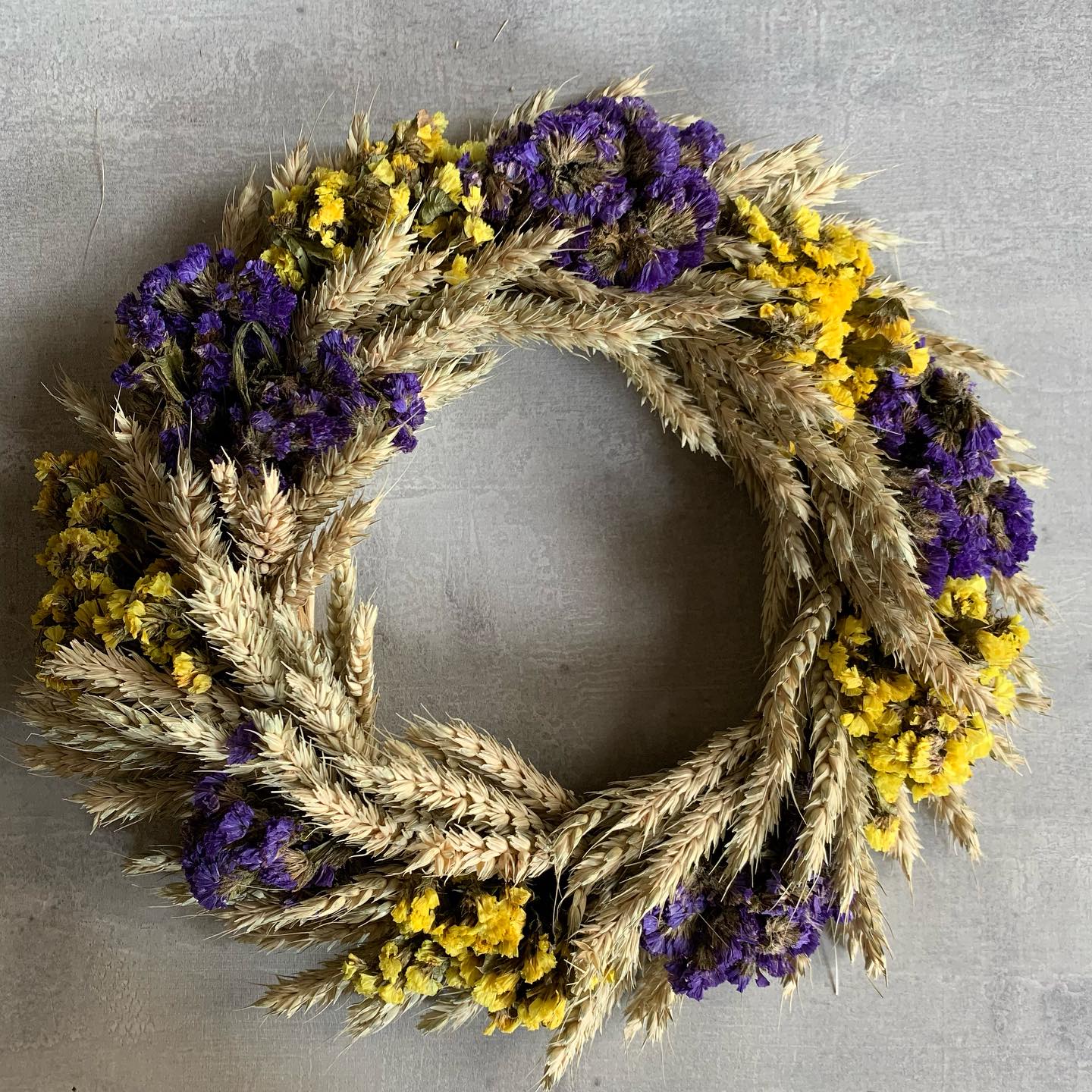 У селі на Хмельниччині виготовили рекордний трав'яний тризуб: дивіться, як виглядає це диво