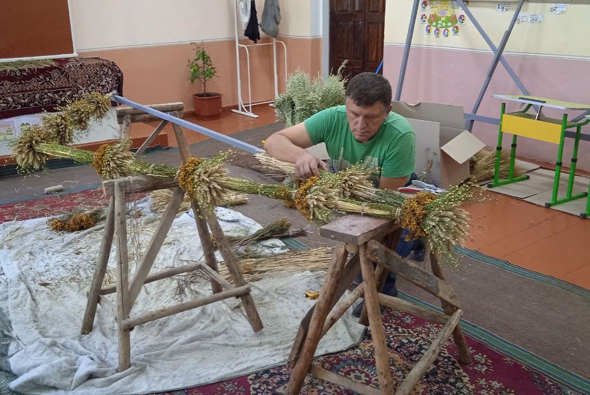 У селі на Хмельниччині виготовили рекордний трав'яний тризуб: дивіться, як виглядає це диво