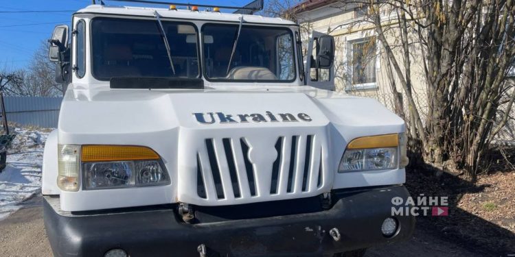 Автоизобретатель продает уникальный внедорожник-гигант, чтобы помочь ВСУ (видео)