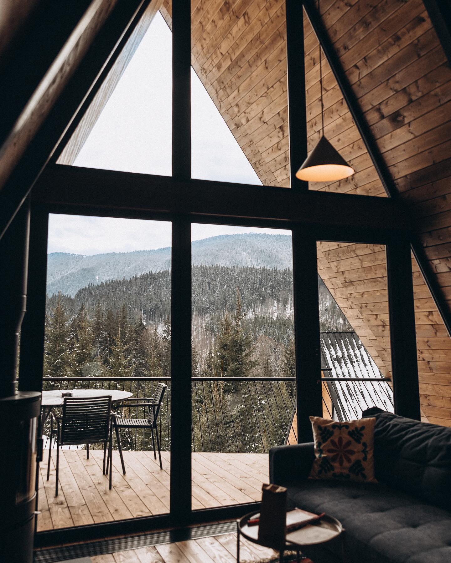 Весняні вихідні в Карпатах: топ будинків і котеджів, де можна відпочити на природі