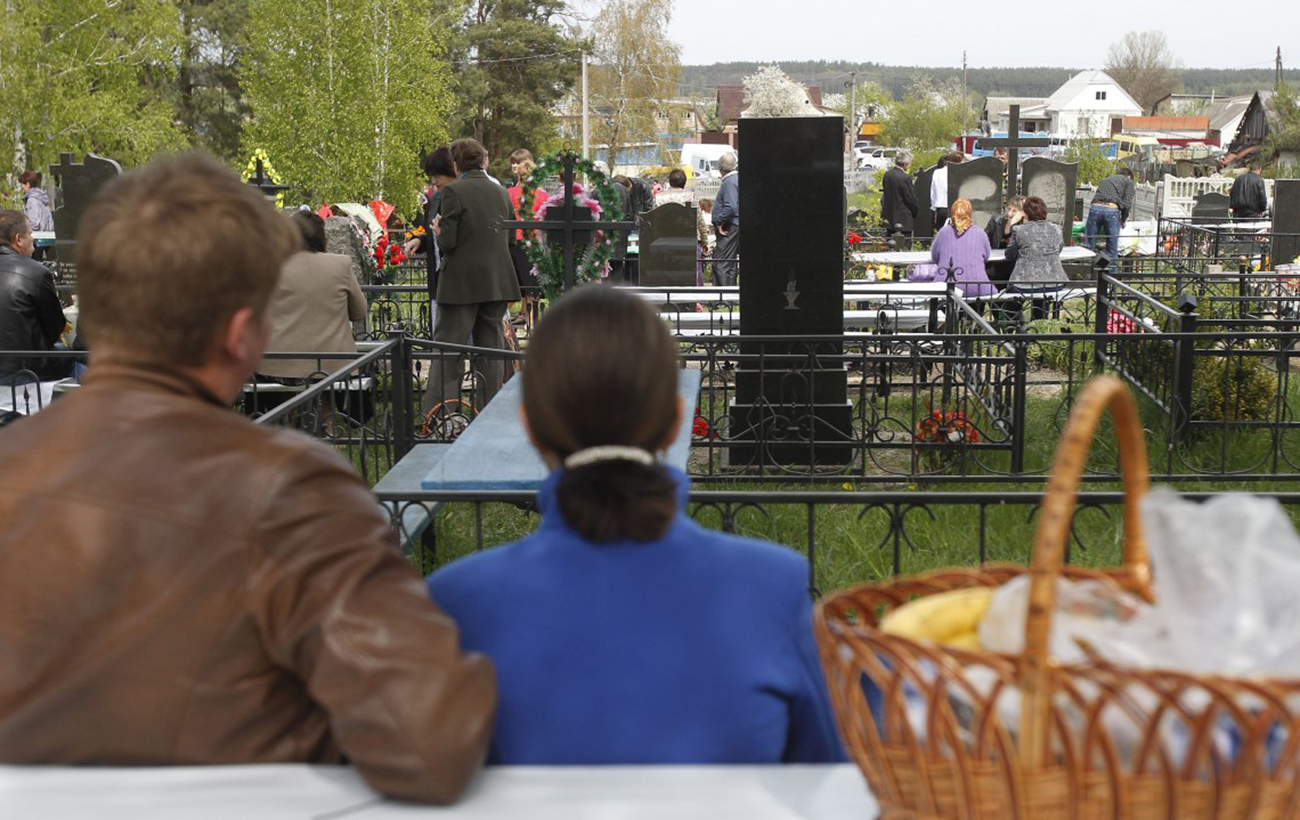 Поминальные дни: когда идти на кладбище и можно ли это делать во время войны