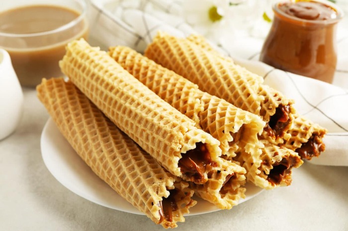 Приготовьте десерт родом из детства: рецепт вкуснейших трубочек со сгущенкой