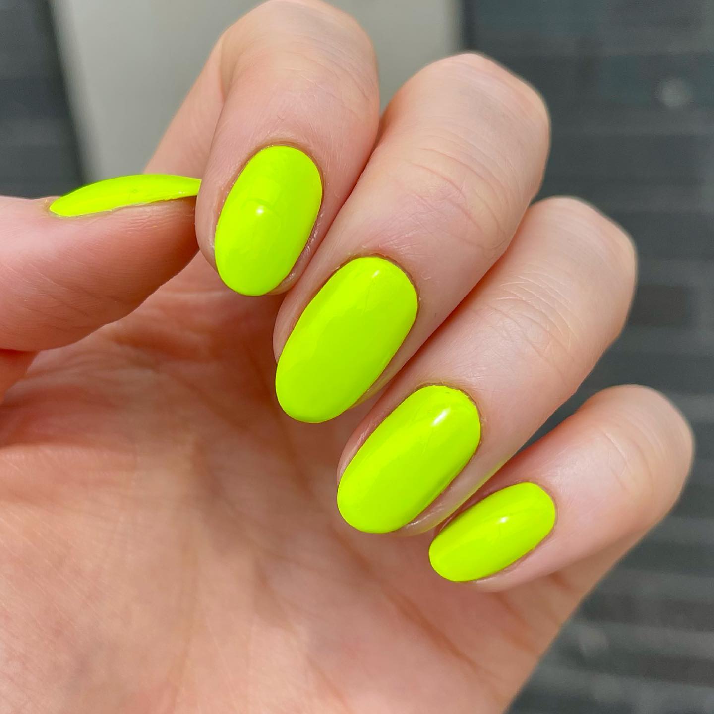 Нюд, неон і блискітки: трендові дизайни зимового манікюру 2023 (фото)