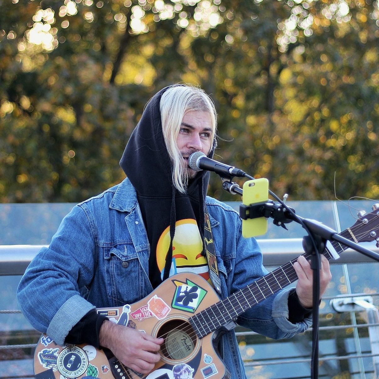 Вуличний музикант з України підкорив серця європейців: відео, від якого навертаються сльози