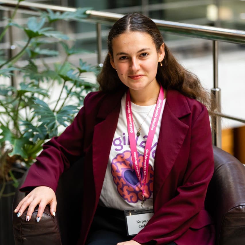 "Как бы грустно ни было, но люди забывают, что война продолжается". Волонтер Соня - о поиске пропавших и силу украинцев