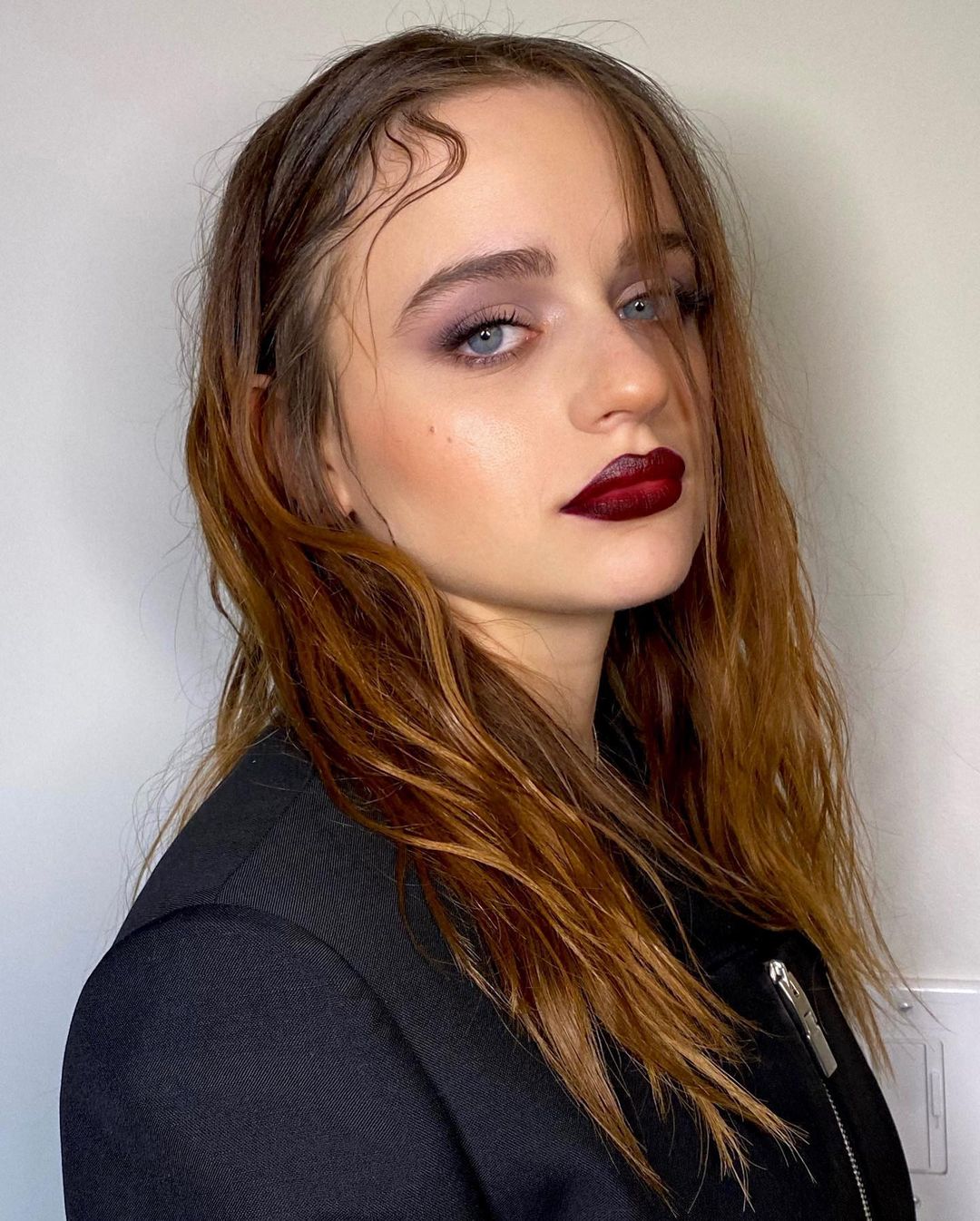 Вампірський погляд і яскраві губи: головні тренди макіяжу 2023 (фото)