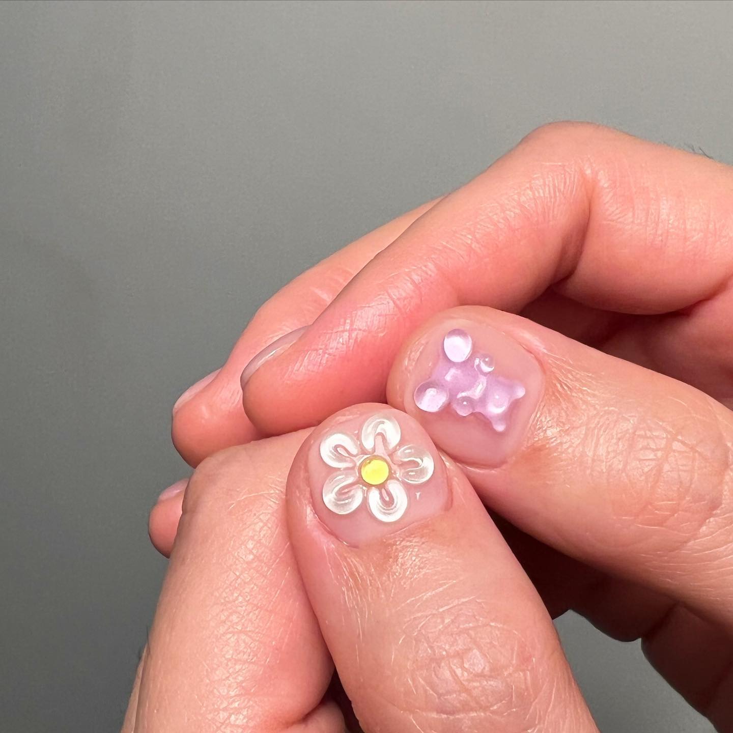 Нюд, неон і блискітки: трендові дизайни зимового манікюру 2023 (фото)