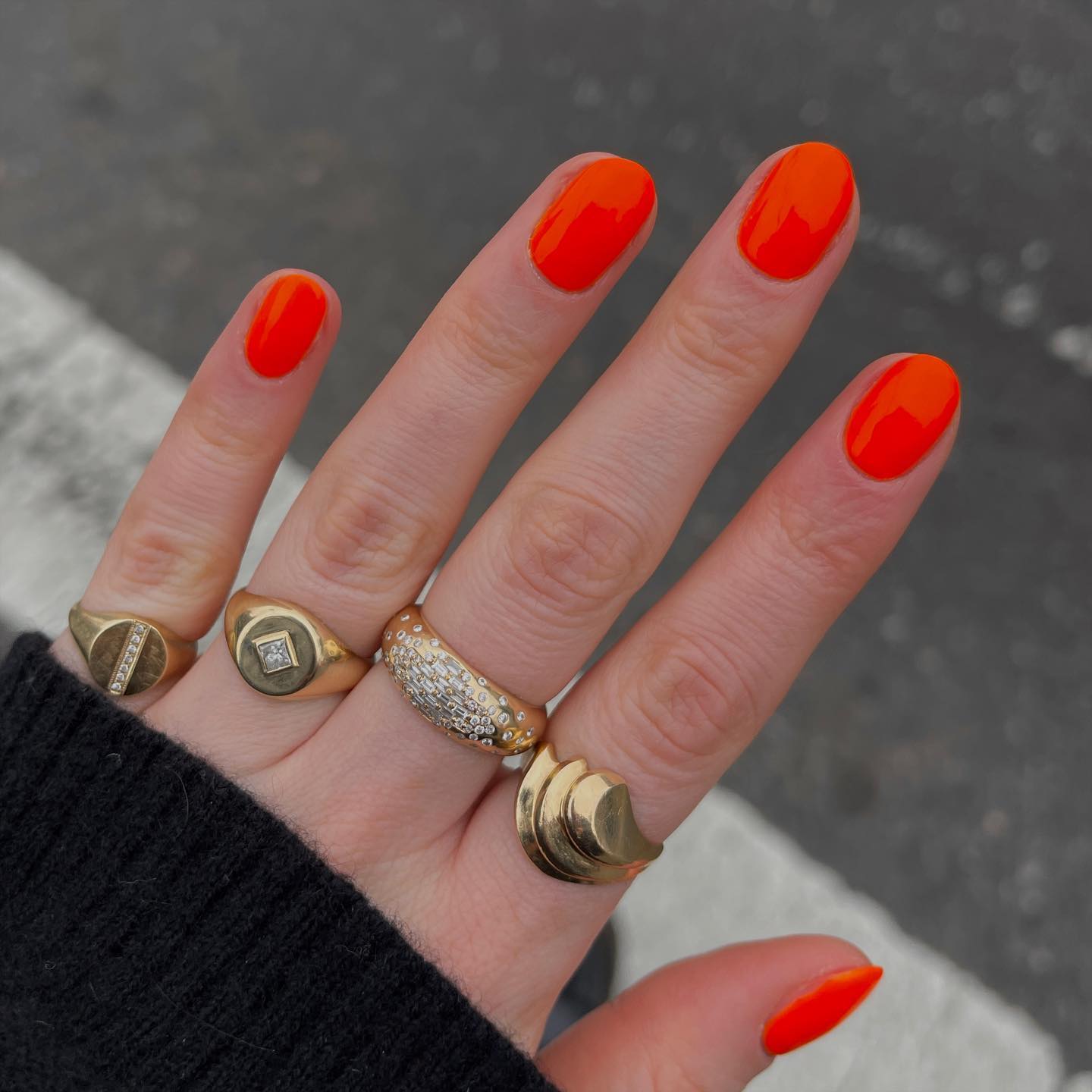 Нюд, неон і блискітки: трендові дизайни зимового манікюру 2023 (фото)