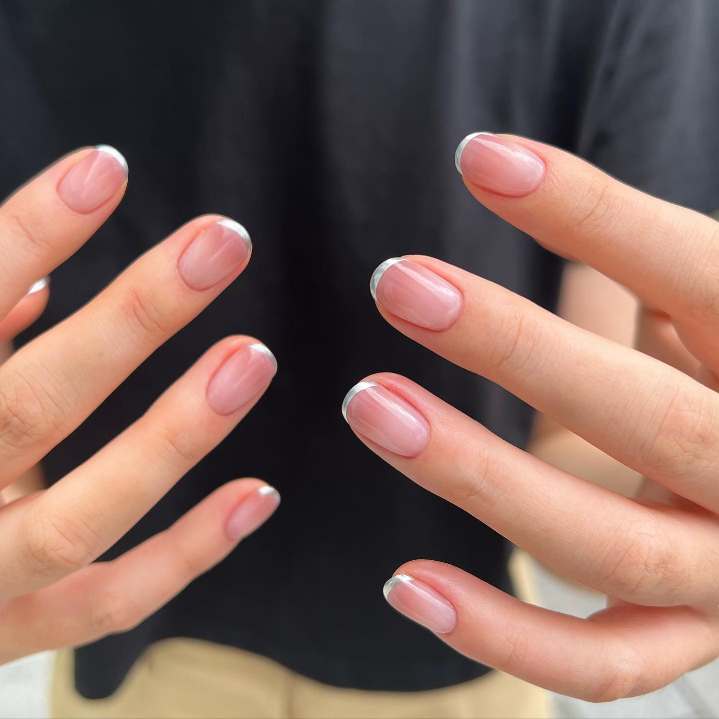 Нюд, неон і блискітки: трендові дизайни зимового манікюру 2023 (фото)