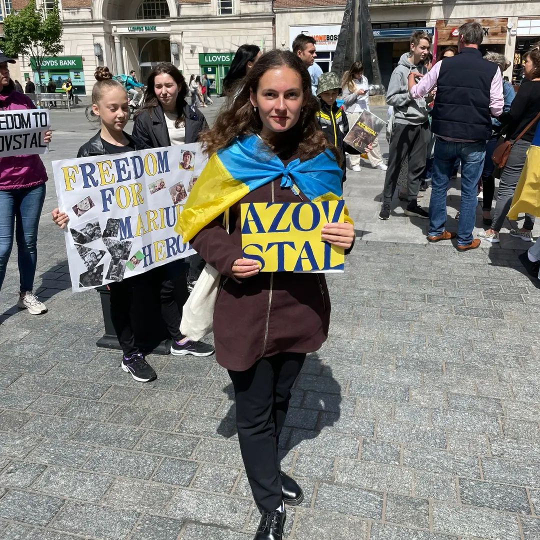 "Как бы грустно ни было, но люди забывают, что война продолжается". Волонтер Соня - о поиске пропавших и силу украинцев