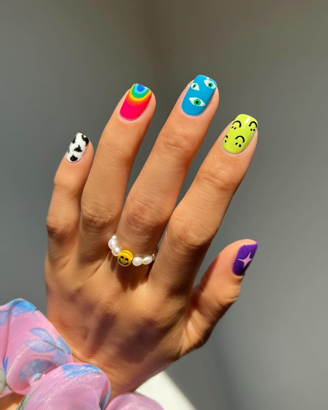 Нюд, неон і блискітки: трендові дизайни зимового манікюру 2023 (фото)