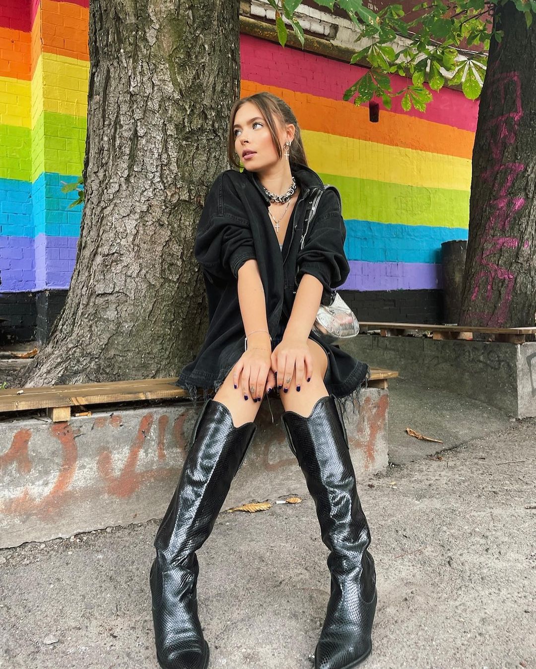 Дочь Елены Кравец в стильной куртке устроила яркую фотосессию на крыше отеля