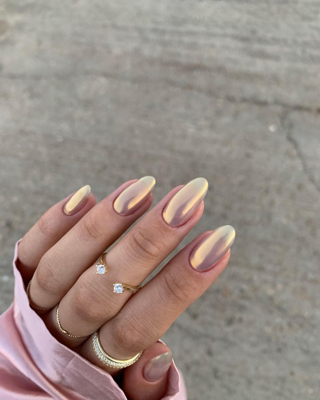 Нюд, неон і блискітки: трендові дизайни зимового манікюру 2023 (фото)