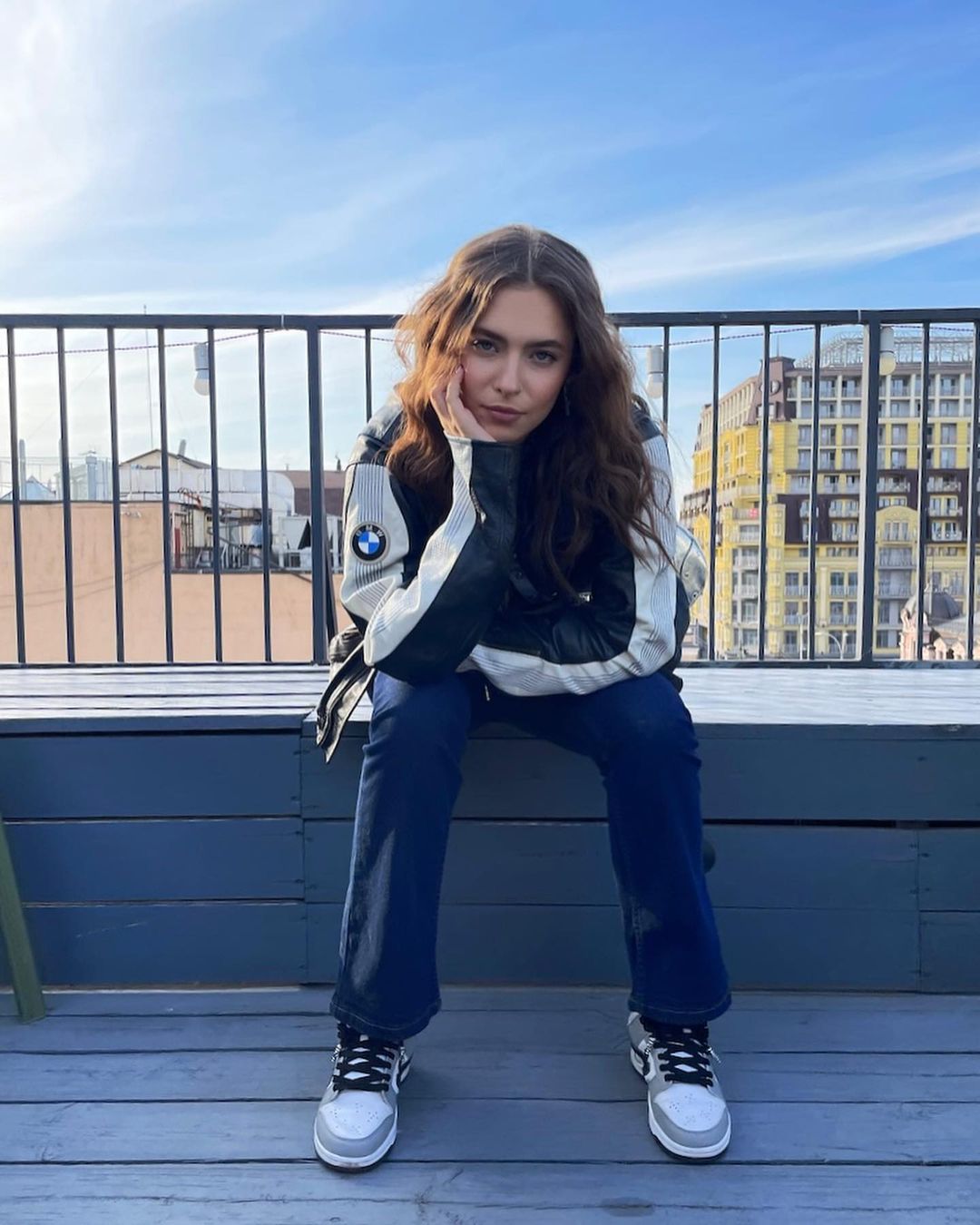 Дочь Елены Кравец в стильной куртке устроила яркую фотосессию на крыше отеля