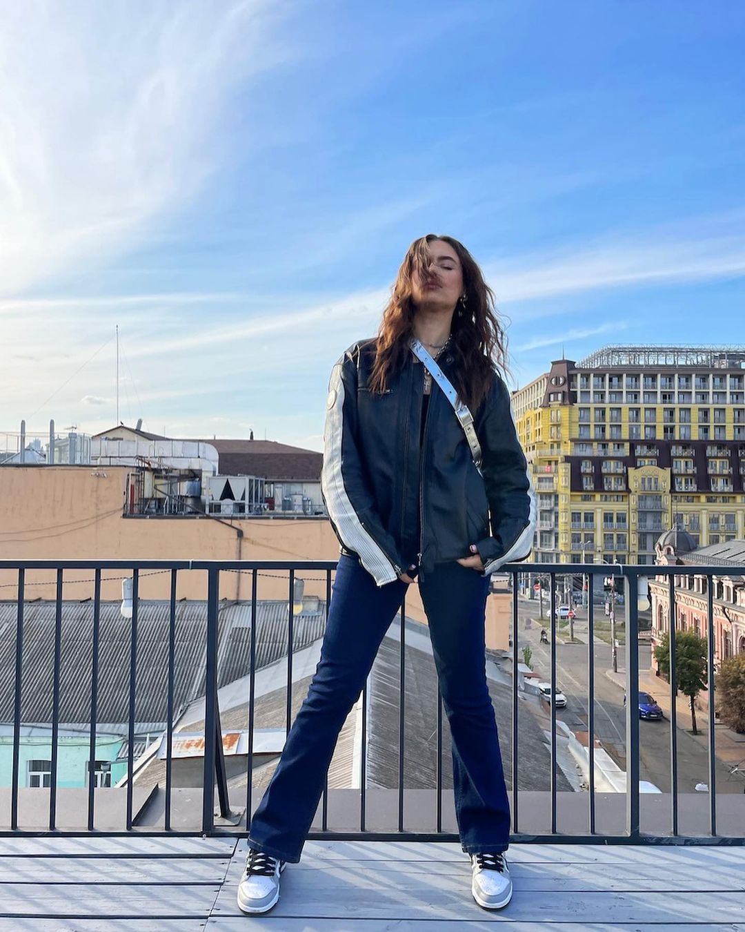 Дочь Елены Кравец в стильной куртке устроила яркую фотосессию на крыше отеля