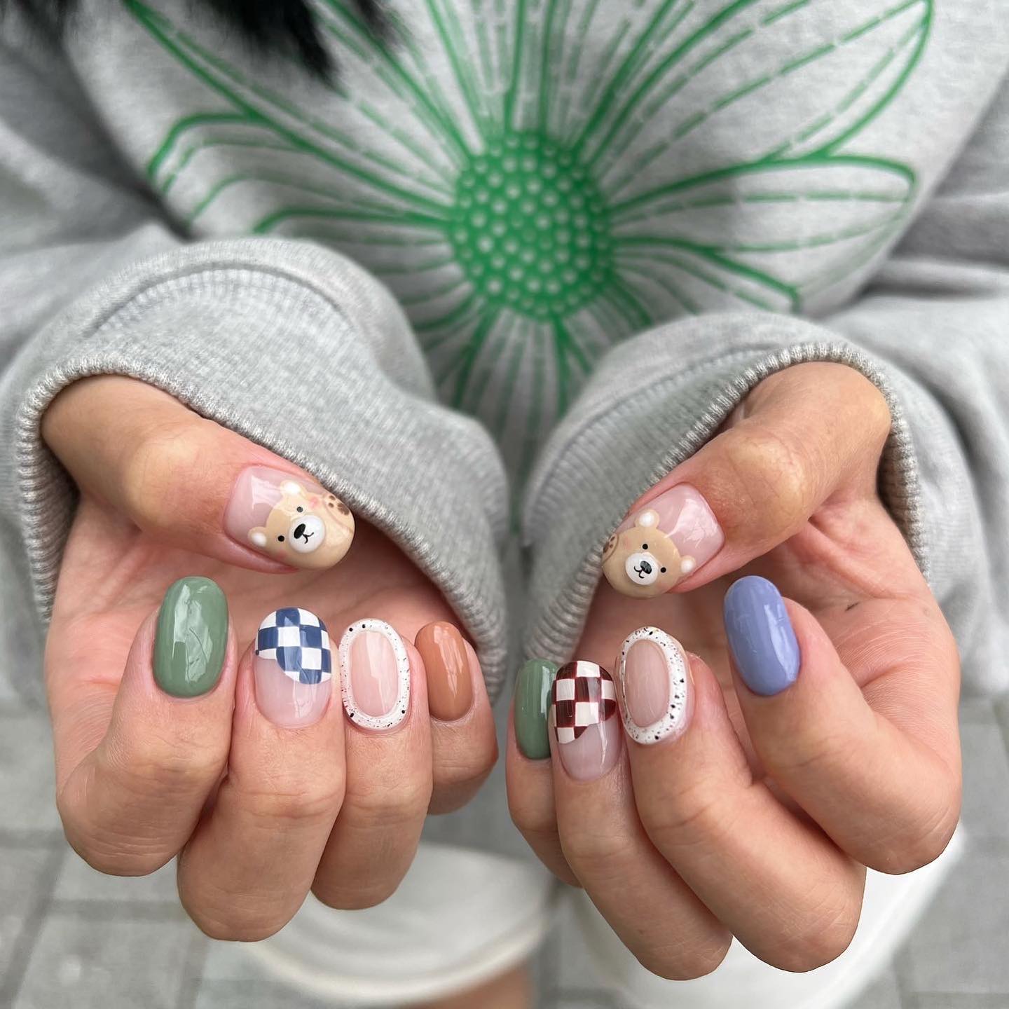 Нюд, неон і блискітки: трендові дизайни зимового манікюру 2023 (фото)