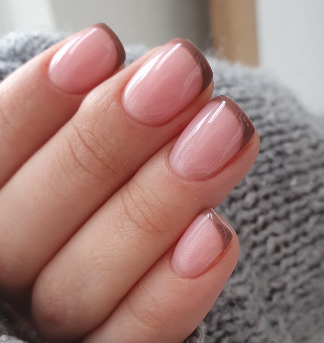 Ніхто й не помітить: дизайни манікюру, де не видно, що він відріс