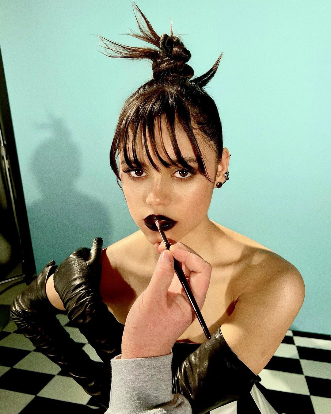 Вампірський погляд і яскраві губи: головні тренди макіяжу 2023 (фото)