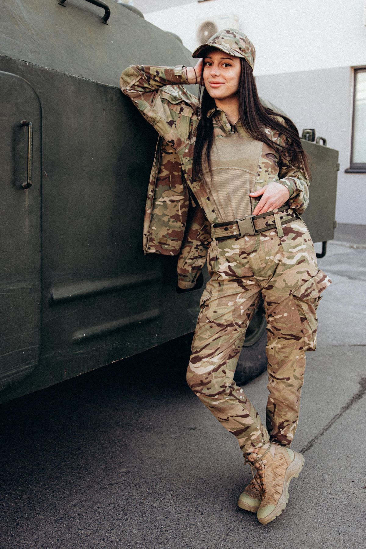 Молода захисниця рятує життя на фронті і підкорює красою мережу: фото &quot;української Лари Крофт&quot;