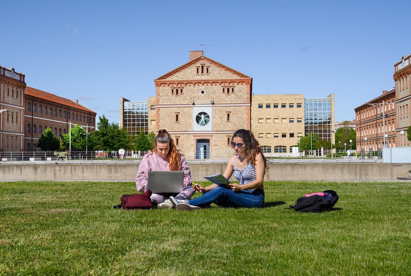 Как поступить в европейский университет во время войны: список доступных вузов и советы по адаптации