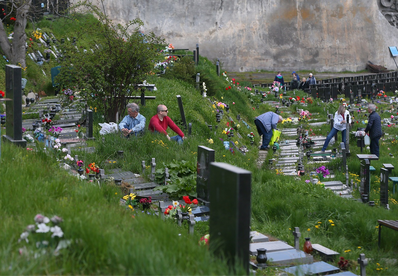 Можно ли ходить на кладбище после обеда? Что говорят суеверия и церковь