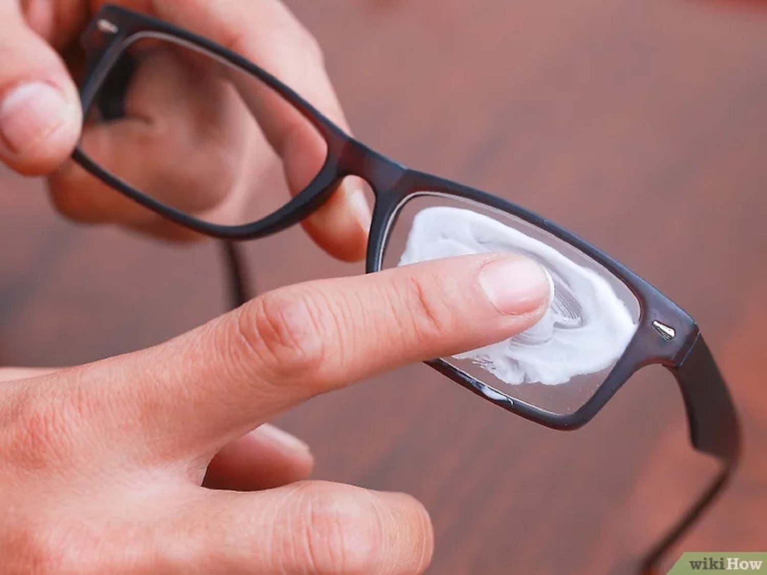 Як прибрати подряпини з поверхні різних матеріалів в домашніх умовах