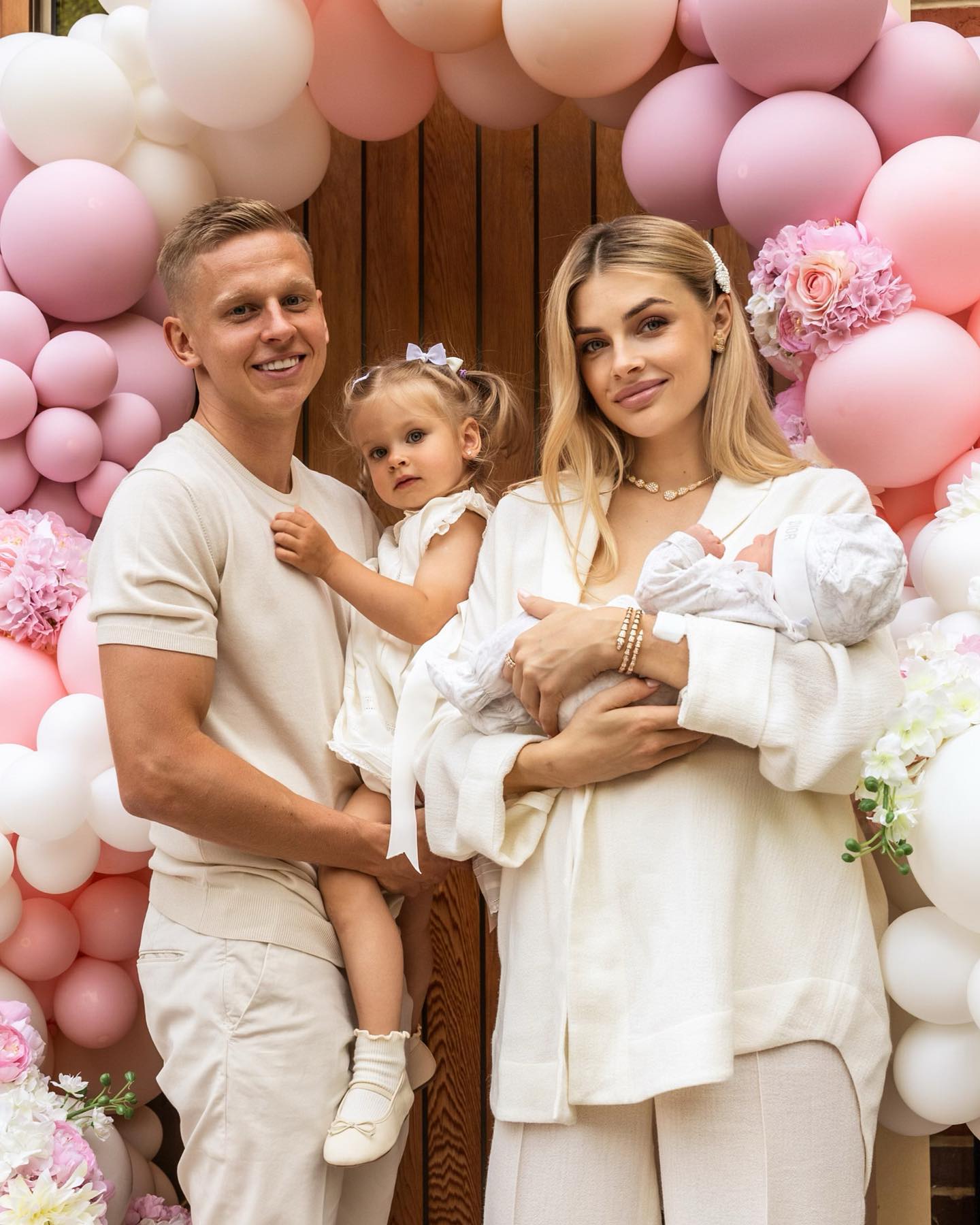 Жена Зинченко впервые показала лицо младшей дочери и рассекретила ее имя (фото)