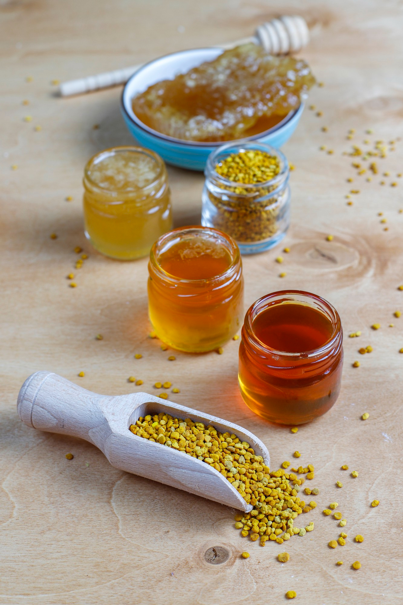 Мед, пчелиное молочко и прополис: какой из этих продуктов очень полезен, а от чего - лучше отказаться