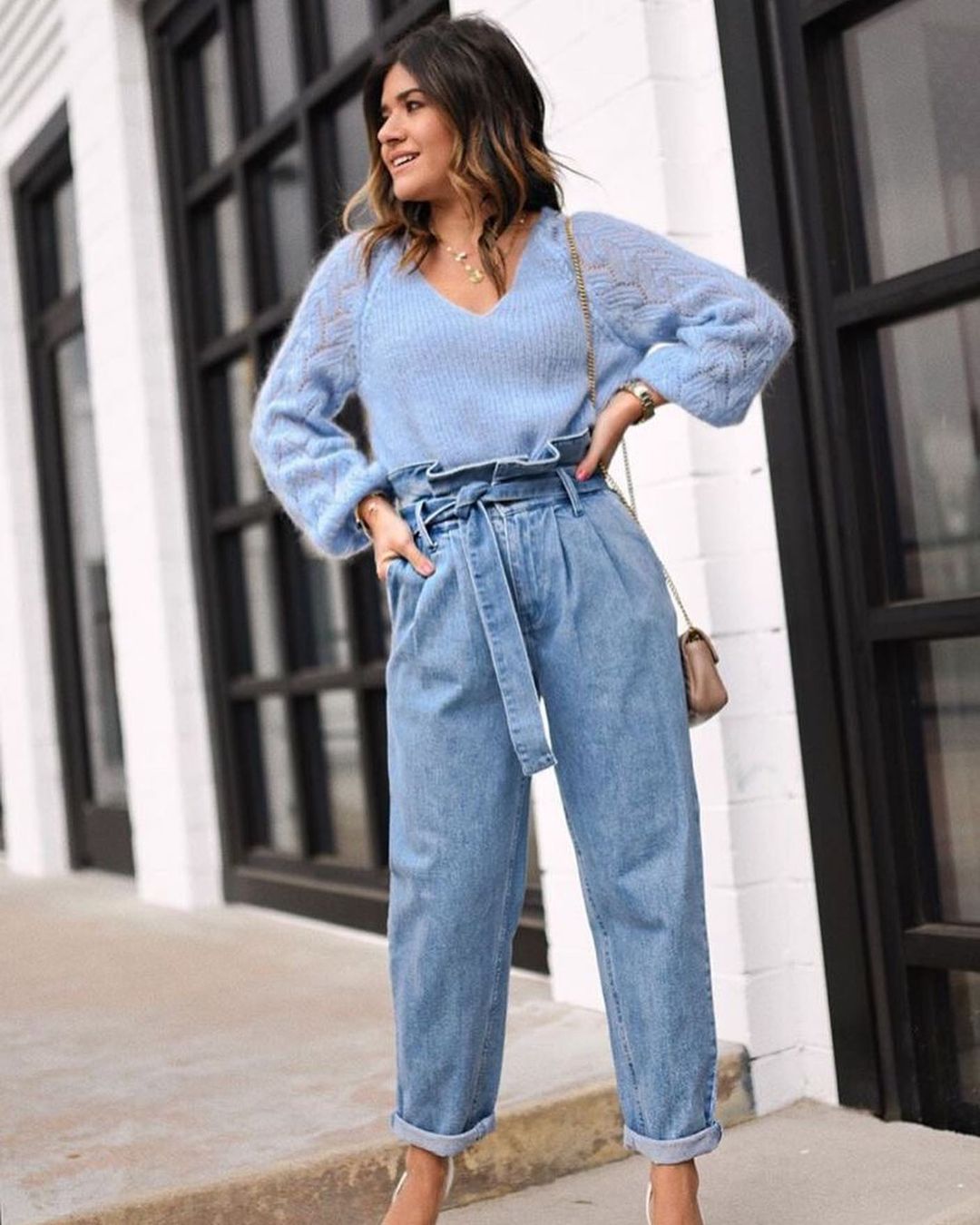 Еще вчера были в антитрендах, а сегодня снова на пике моды. Как выглядят самые стильные джинсы 2023 года