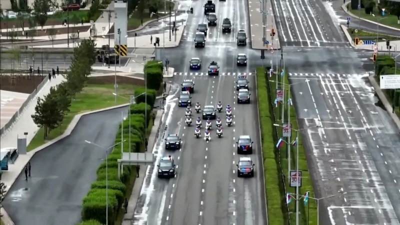 Putin arrives for talks with ally backed by heavily armed convoy: Footage