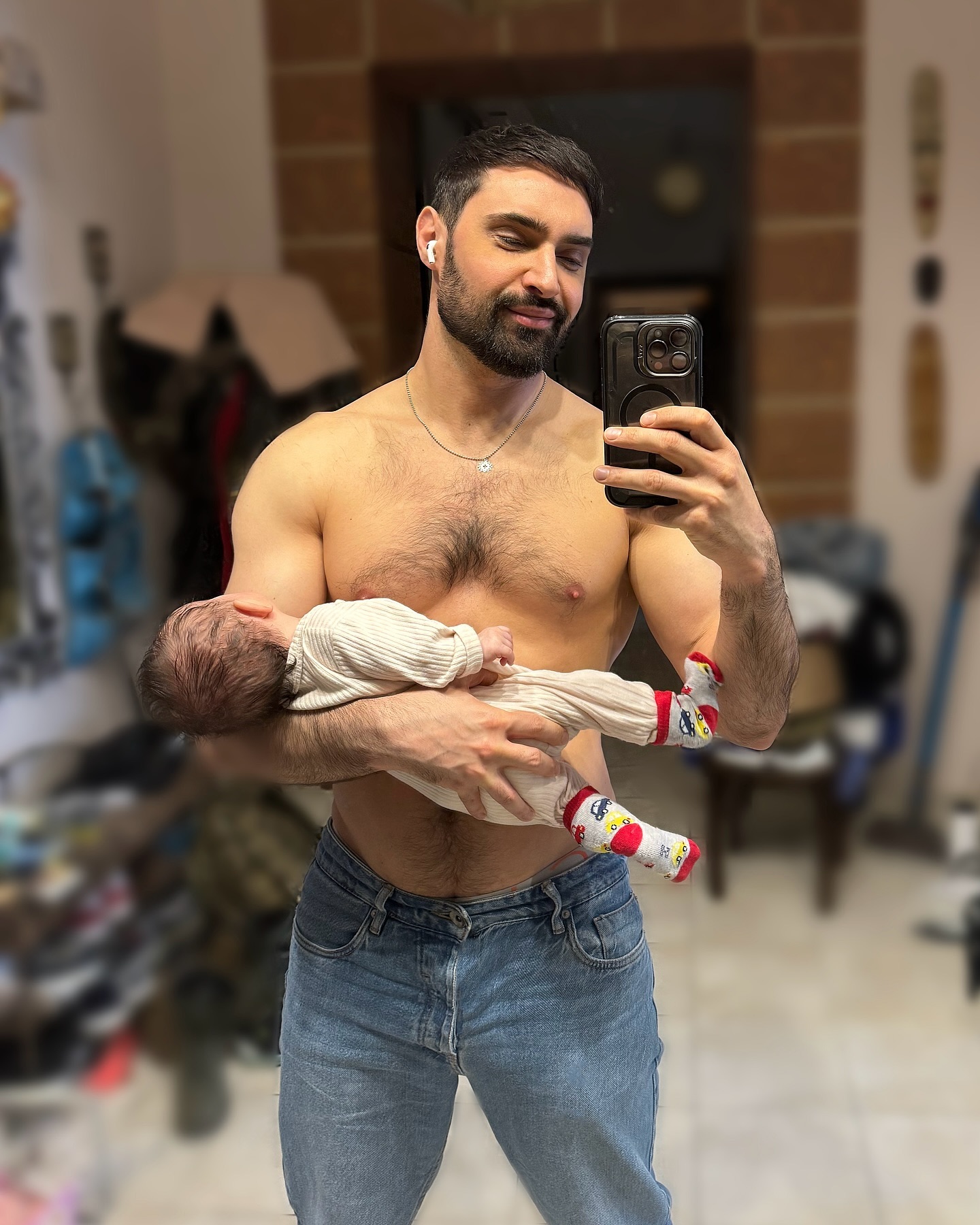 Виталий Козловский порадовал сеть фото с 2-месячным сыном Оскаром