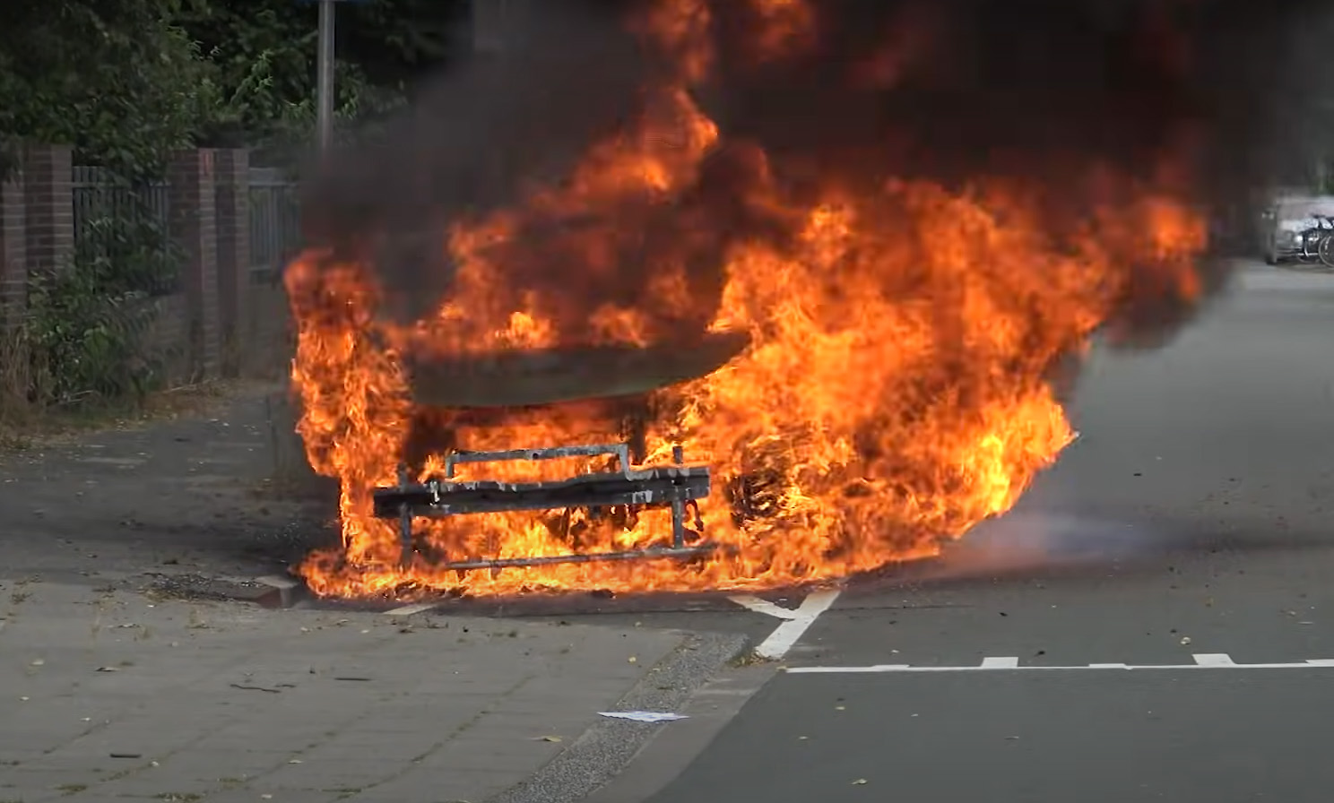 Вспыхнул как факел: в Нидерландах электрокар Volkswagen ID.3 сгорел дотла после зарядки