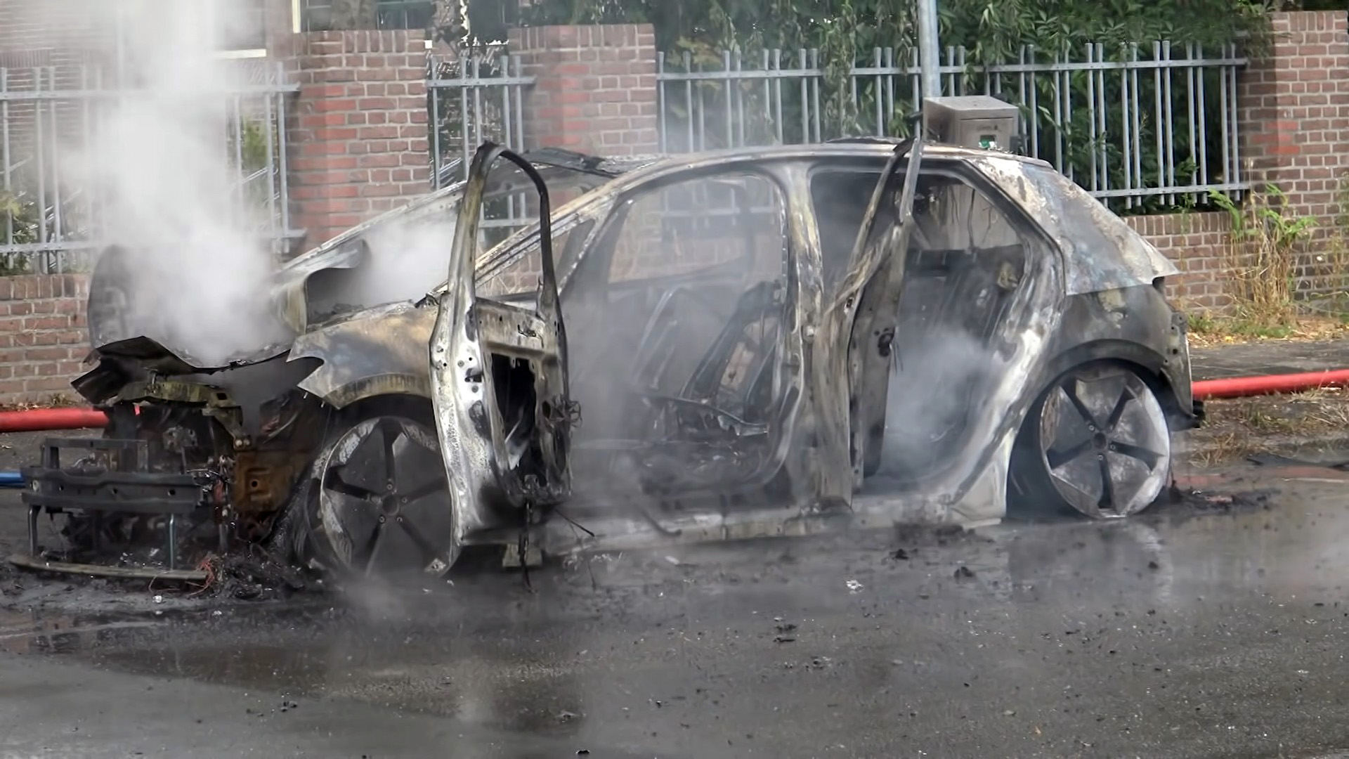 Вспыхнул как факел: в Нидерландах электрокар Volkswagen ID.3 сгорел дотла после зарядки