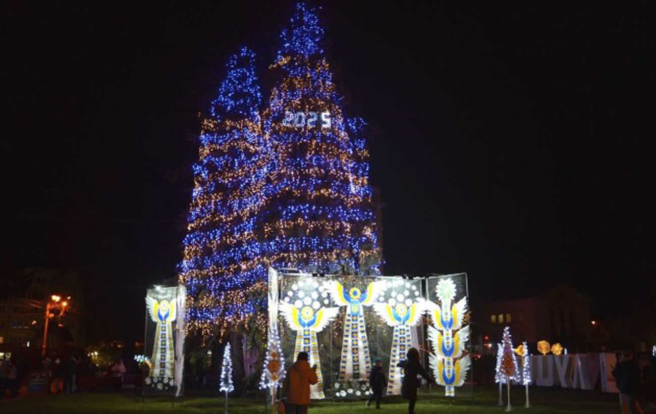 Новый год 2025. Как выглядят главные елки в разных городах Украины (фото)