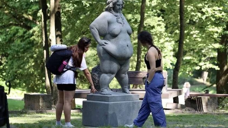 На вокзале во Львове появилась озадачившая горожан скульптура: что там установили (фото)