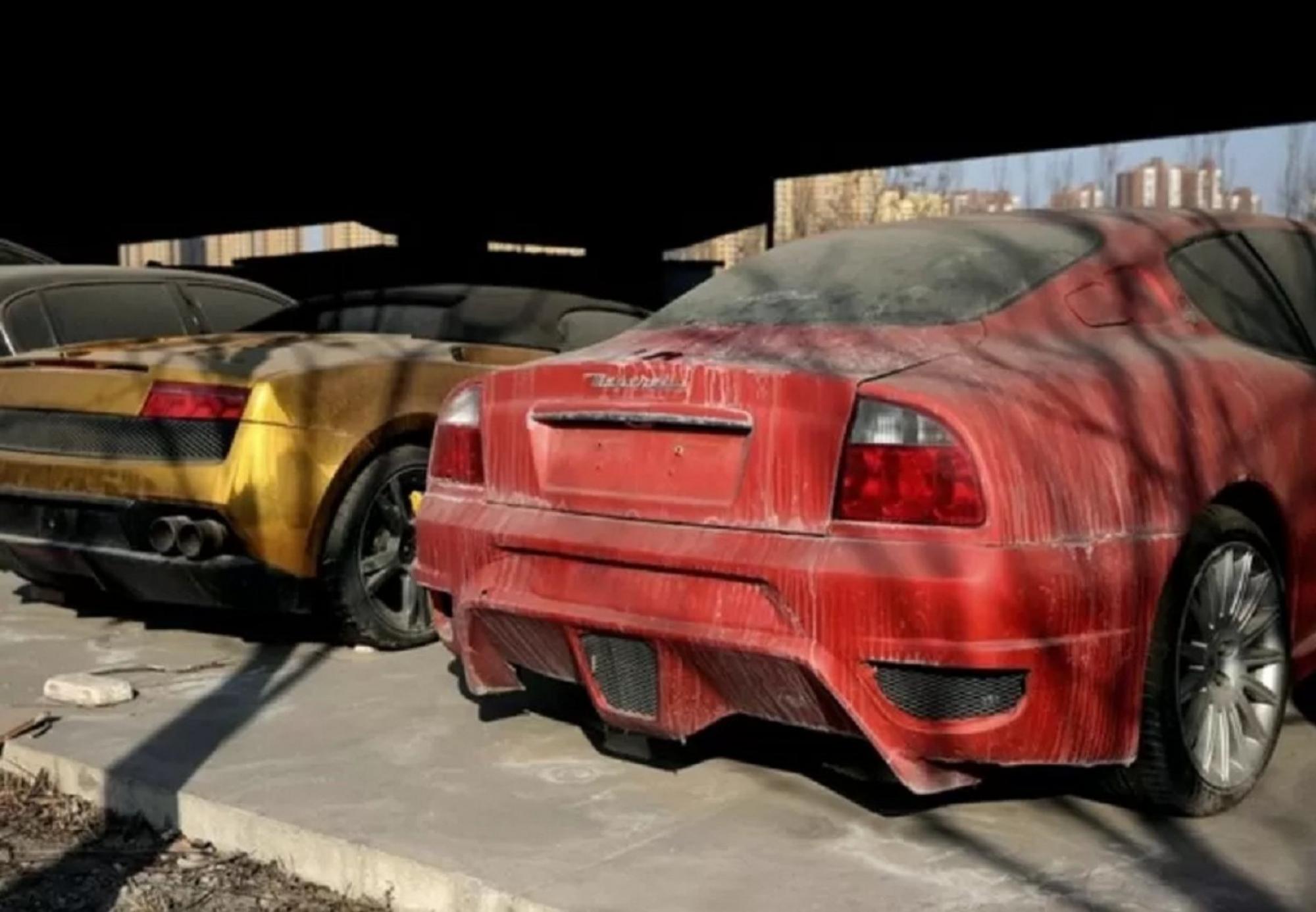 Припадають пилом просто неба: виявлено незвичайне звалище суперкарів та елітним лімузинів