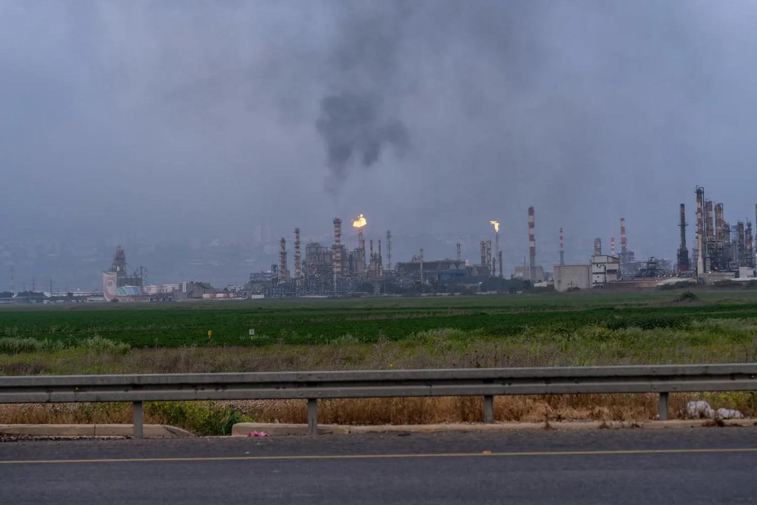 Іран вдарив по найбільшому НПЗ в Ізраїлі, є перебої зі світлом