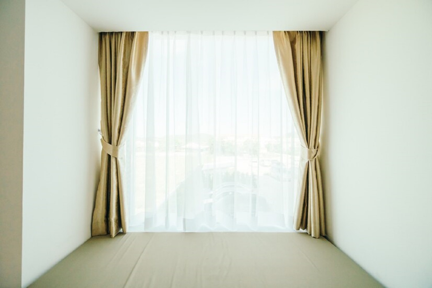 6 способів зробити кімнату з низькими стелями просторішою