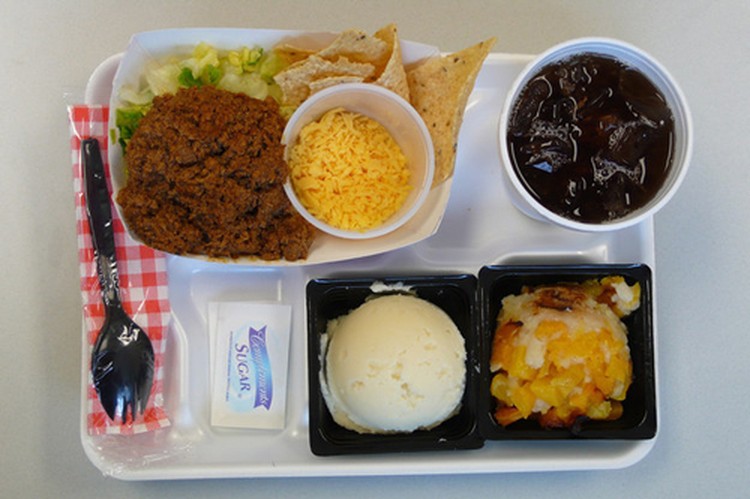 Как выглядят школьные обеды в разных странах мира (фото)
