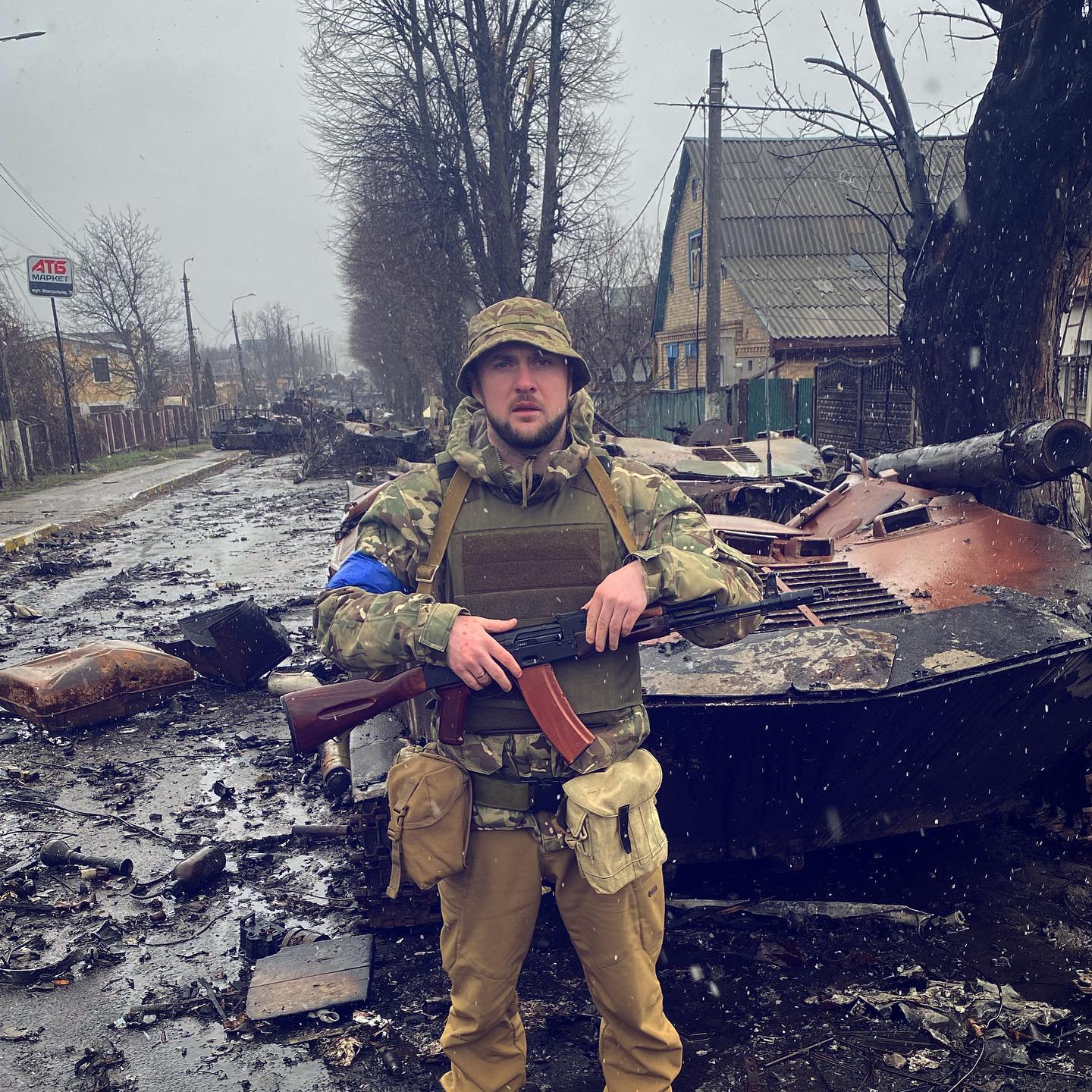 Зірки шоу-бізнесу, які захищають Україну зі зброєю в руках