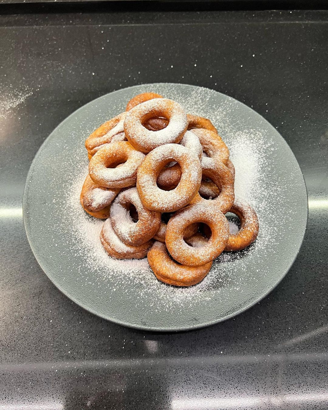 Відомий кулінар поділився рецептом сирних пончиків: готуються швидко і легко!