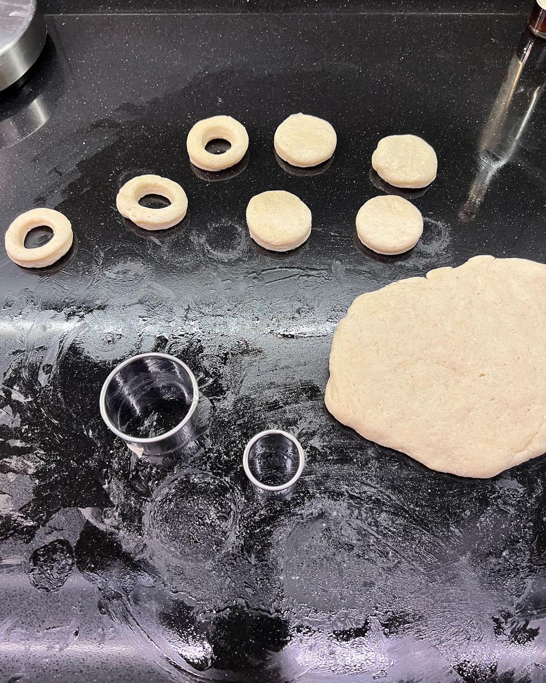 Відомий кулінар поділився рецептом сирних пончиків: готуються швидко і легко!