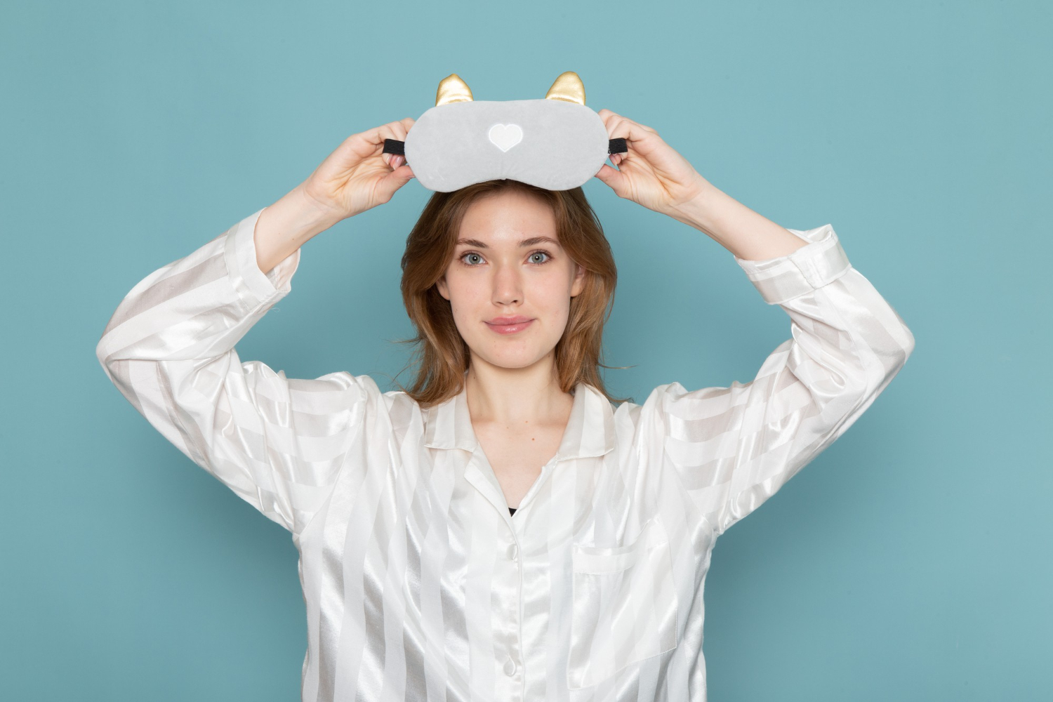 Чому корисно спати в масці для очей: переваг немало