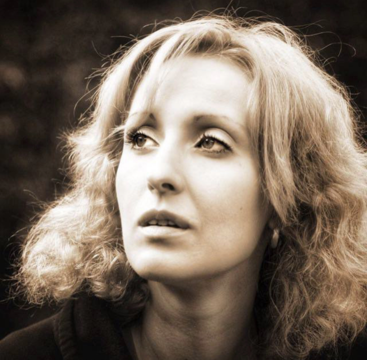 Собаки, странные фирмы и сеансы гипноза: что известно о новой руководительнице Довженко-Центра