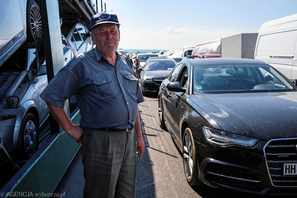 Багатоденні черги і спека: на польському кордоні в українця стався удар, ще один чоловік помер